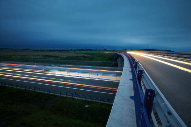 straßenüberführung über mehrspurige autobahn auf dem land - driving industry land vehicle multiple lane highway stock-fotos und bilder