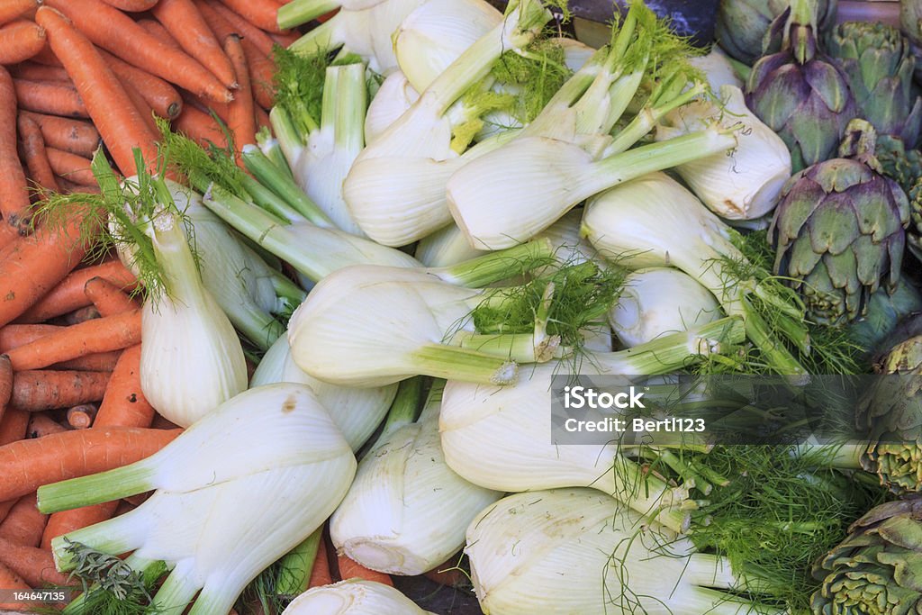 Finocchio, carote e carciofi al mercato locale - Foto stock royalty-free di Agricoltura