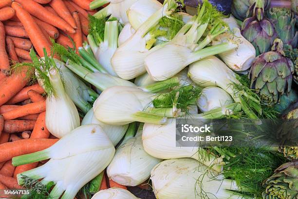 Finocchio Carote E Carciofi Al Mercato Locale - Fotografie stock e altre immagini di Agricoltura - Agricoltura, Alimentazione sana, Bianco