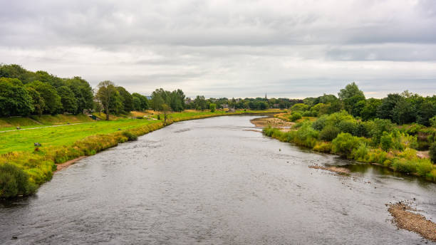 영국 스코틀랜드의 해안 도시 애버딘을 통과하는 디 강의 탁 트인 전망. - dee river scotland valley bridge 뉴스 사진 이미지