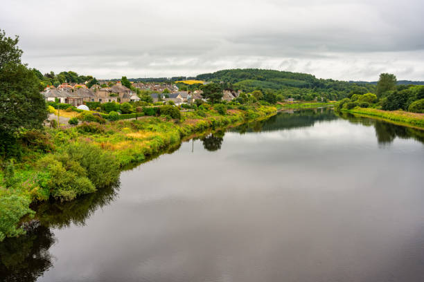 vue panoramique de la rivière dee qui traverse la ville côtière d’aberdeen en écosse, au royaume-uni. - aberdeen dee river scotland uk photos et images de collection