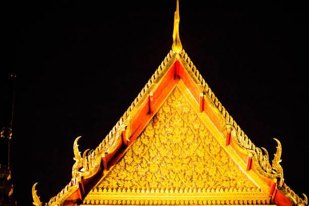 gable do templo tailandês de wat pho em bangkok à noite - true thailand classic - fotografias e filmes do acervo