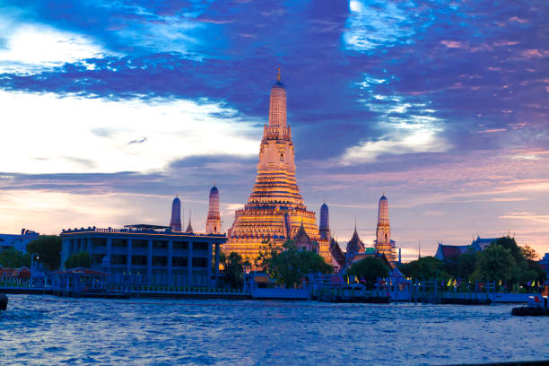 paisagem urbana de banguecoque com wat arun na luz do pôr-do-sol e no céu - true thailand classic - fotografias e filmes do acervo