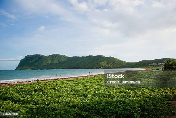 Photo libre de droit de Paysage Pittoresque Brut Avec Les Gens Et Cap banque d'images et plus d'images libres de droit de Activité de loisirs - Activité de loisirs, Antilles occidentales, Archipel des Antilles