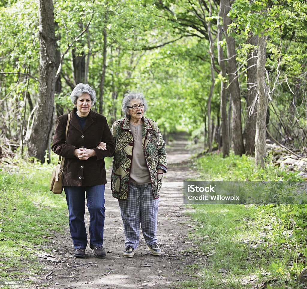 Mulher andar juntos em trilho de natureza - Royalty-free Andar Foto de stock