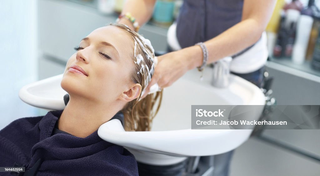 Pozwalając doświadczonych ręce leczenia jej tresses - Zbiór zdjęć royalty-free (Salon fryzjerski)