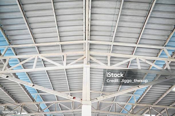 Foto de Estrutura De Telhado De Metal e mais fotos de stock de Interior - Interior, No alto, Viga mestra de telhado
