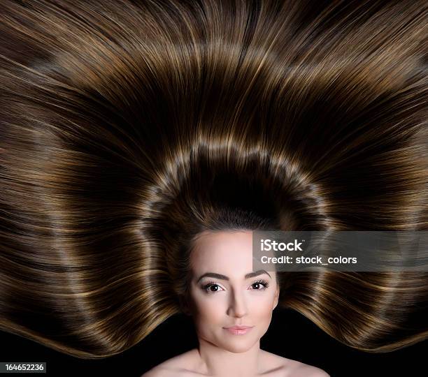 Mulher Com Cabelo Brilhante - Fotografias de stock e mais imagens de 20-29 Anos - 20-29 Anos, Adulto, Arrumado