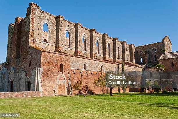 Abbey サン Galgano トスカーナイタリア - イトスギのストックフォトや画像を多数ご用意 - イトスギ, トスカーナ, レンガの壁