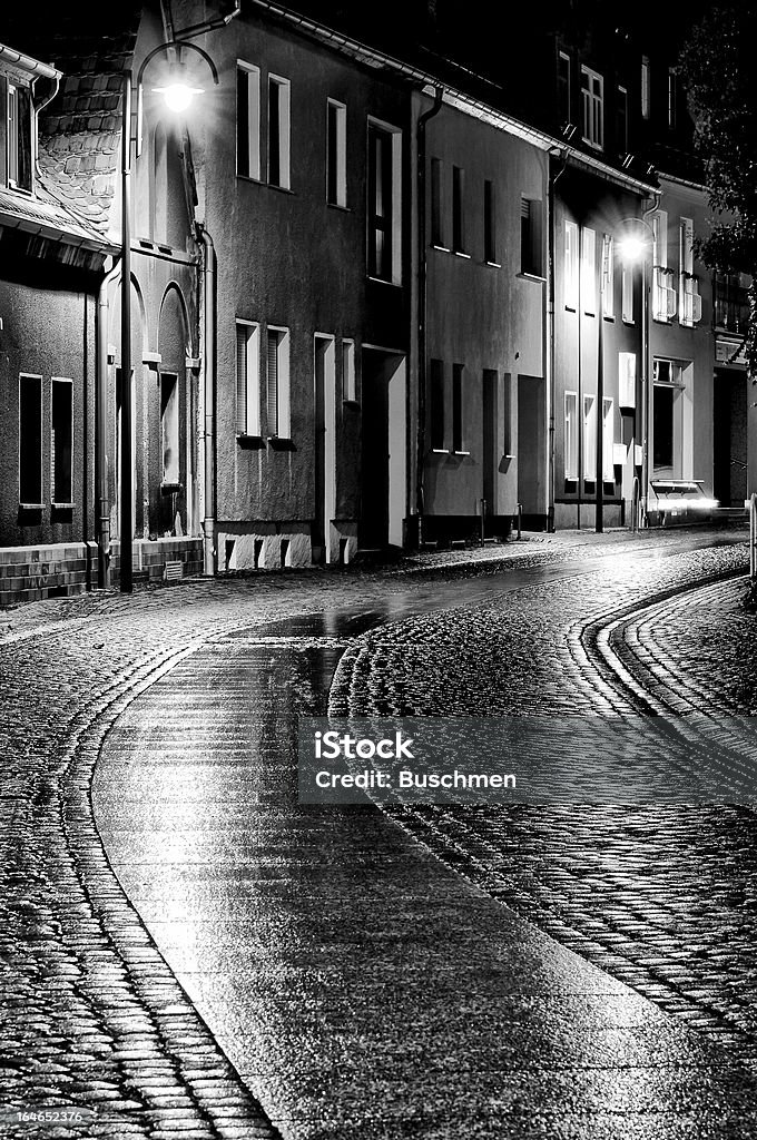 Calle del casco antiguo de la ciudad por la noche - Foto de stock de Aire libre libre de derechos