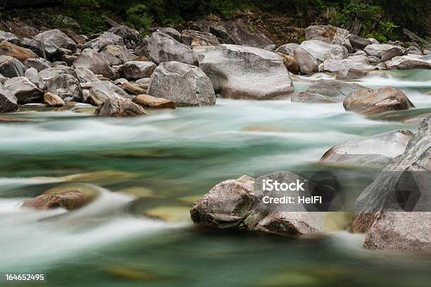 Wasser Stream Stockfoto und mehr Bilder von Bach - Bach, Bewegungsunschärfe, Fallendes Gewässer