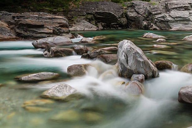 flusso d'acqua - waterfall falling water maggia valley switzerland foto e immagini stock