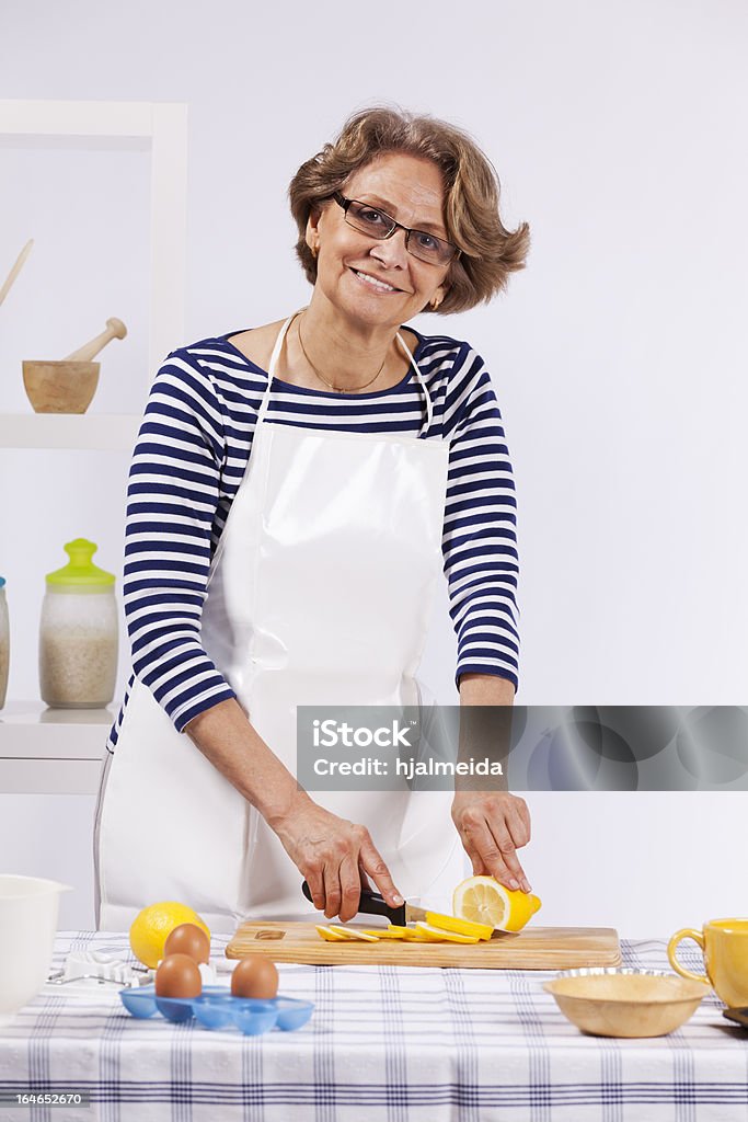 高齢者の女性の料理 - 1人のロイヤリティフリーストックフォト