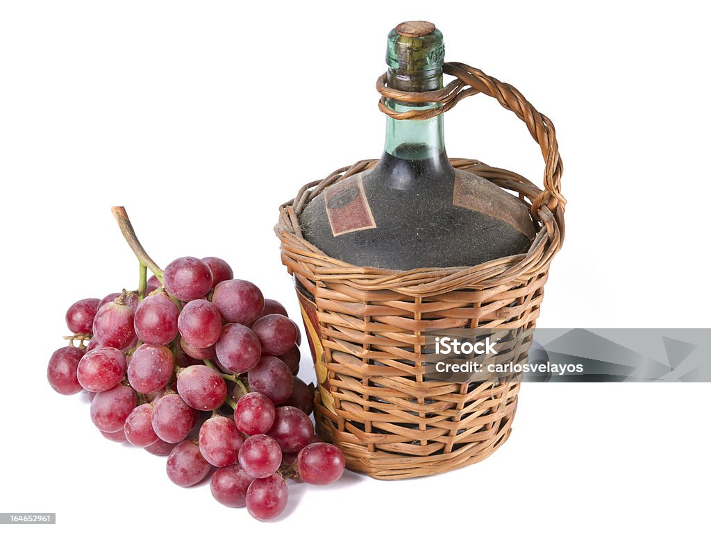 Vecchio Decanter di vino rosso con uva. - Foto stock royalty-free di Agricoltura
