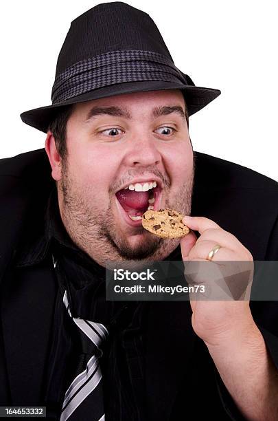 Hombre Comiendo Chocolate Foto de stock y más banco de imágenes de Adulto - Adulto, Azúcar, Barba - Pelo facial