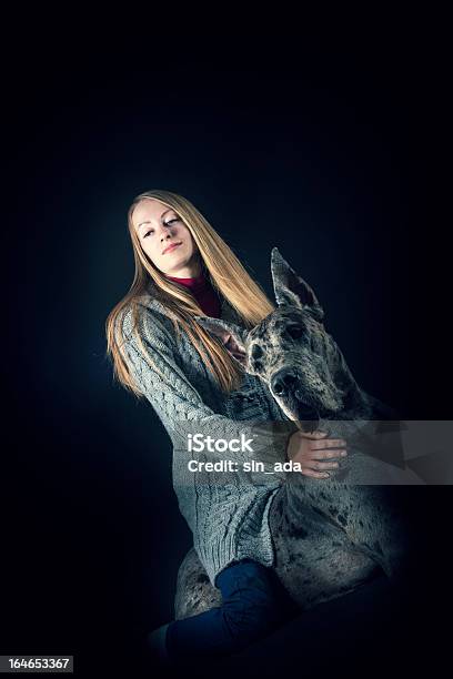 Cane The Great Dane Con Ragazza - Fotografie stock e altre immagini di Adulto - Adulto, Amore, Animale