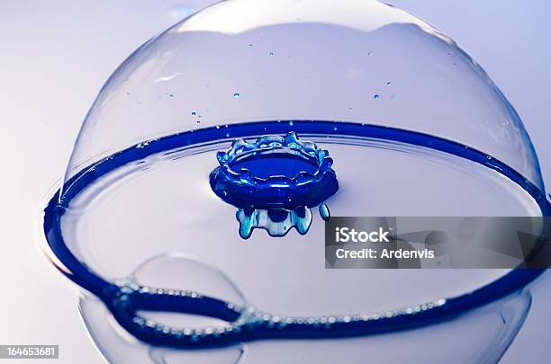 Restaurante Falling Water Drop En Un De Burbujas De Jabón Foto de stock y más banco de imágenes de Actividad