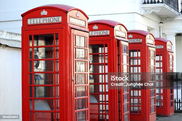 Czerwone Budki Telefoniczne W Londynie - zdjęcia stockowe i więcej obrazów Budka telefoniczna - Budka telefoniczna, Londyn - Anglia, Ulica