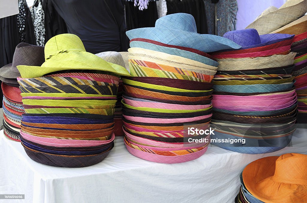 Les chapeaux en paille colorée en Étal de marché - Photo de Beauté libre de droits