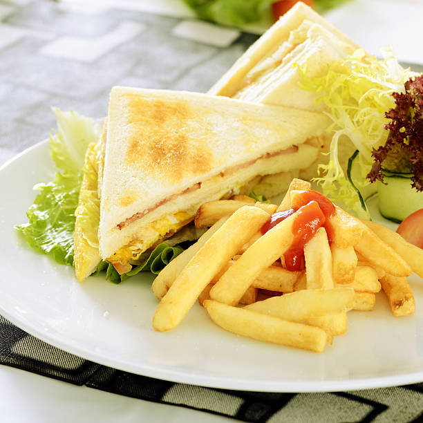 club sandwich - fried egg lettuce vegetable lunch photos et images de collection