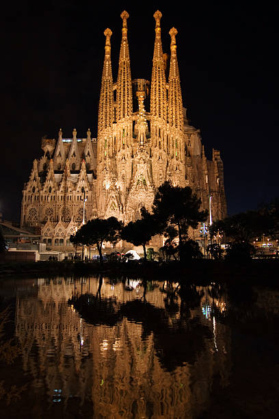 sagrada familia отражены - barcelona antonio gaudi outdoors vertical стоковые фото и изображения