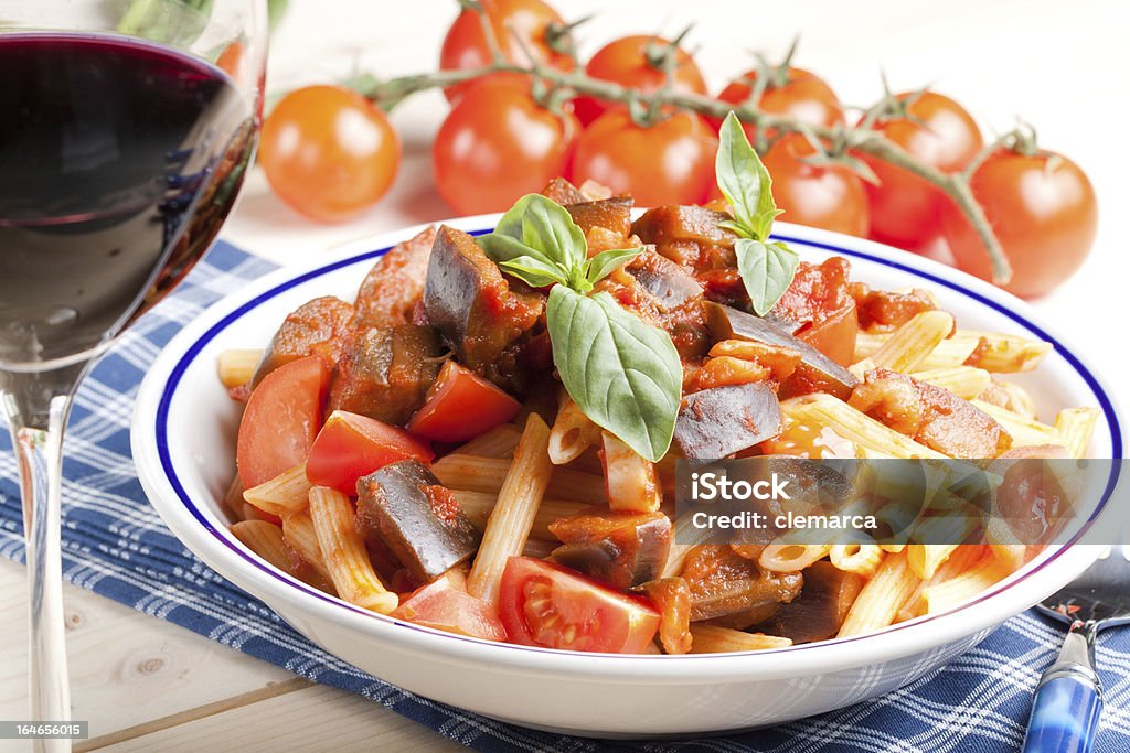Pennette Macarrão alla norma comida italiana - Foto de stock de Alho royalty-free