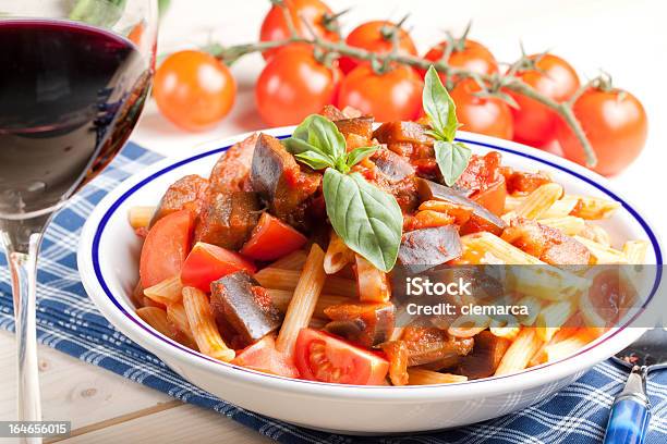 Foto de Pennette Macarrão Alla Norma Comida Italiana e mais fotos de stock de Alho - Alho, Alimentação Saudável, Azul