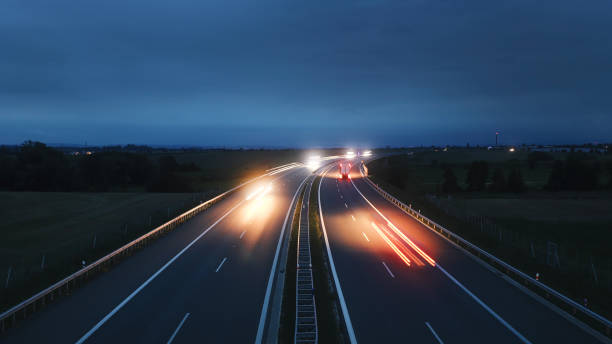 mehrspurige autobahn auf dem land - driving industry land vehicle multiple lane highway stock-fotos und bilder