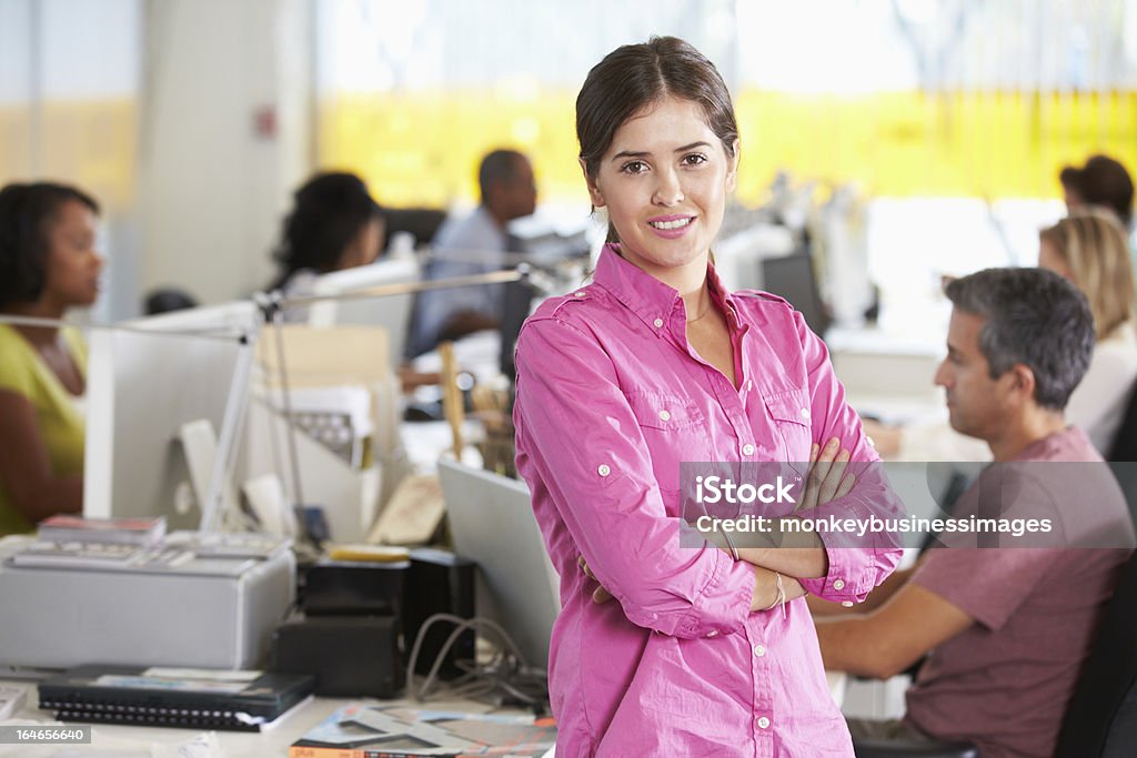 Portrait de femme debout dans le bureau créatif occupé - Photo de Adulte libre de droits