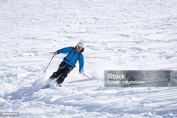 Esquiador Realizando Grandes Entallar Gire En La Nieve En Polvo Foto de stock y más banco de imágenes de Accesorio de cabeza