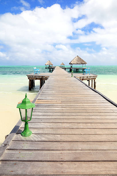 bellissima spiaggia di sabbia - beach bench caribbean sea cloudscape foto e immagini stock