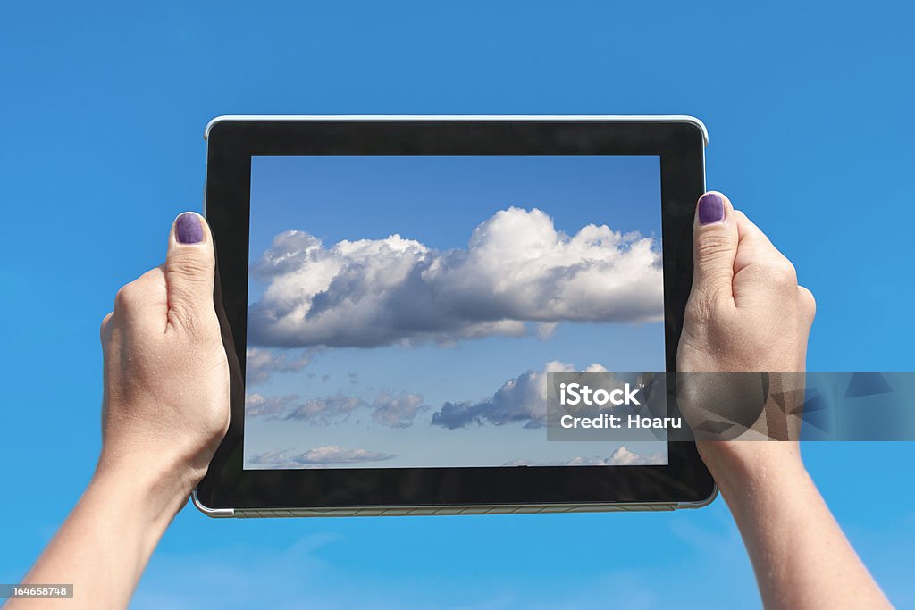 Holding Tablet con nuvole immagine - Foto stock royalty-free di Adulto