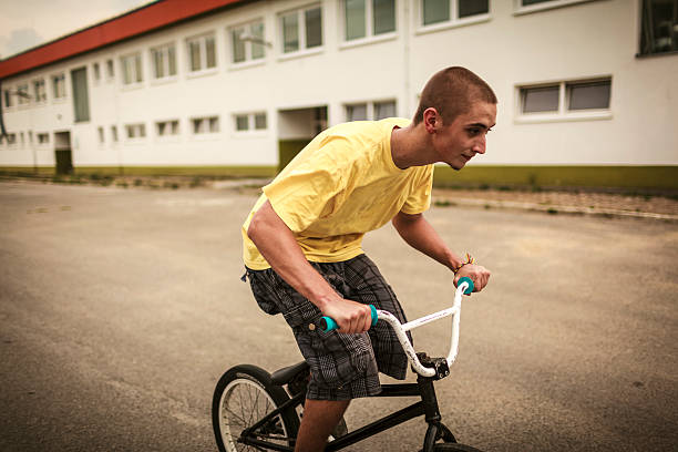 bicicleta de bmx rider - bmx cycling sport teenagers only teenager imagens e fotografias de stock