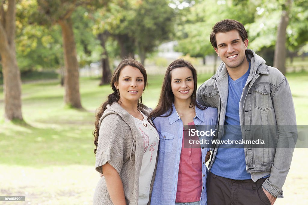 Tre amici in posa insieme - Foto stock royalty-free di Albero