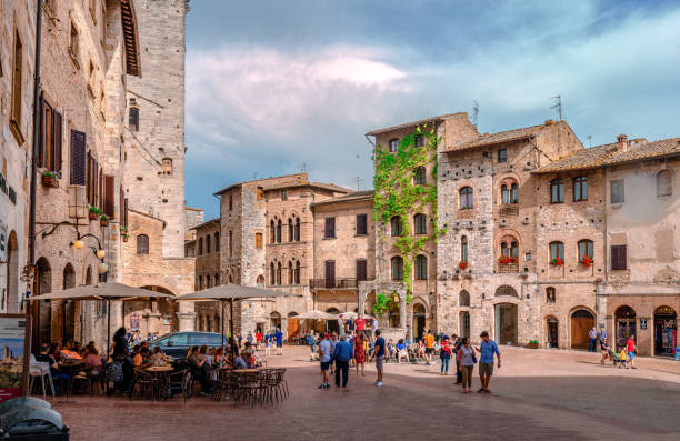 piazza della cisterna en la ciudad medieval de san gimignano, en italia. - san gimignano fotografías e imágenes de stock