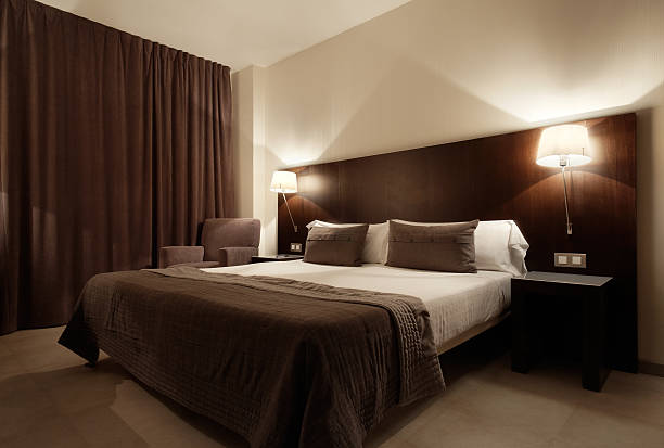 moderno dormitorio, diseño de interiores - hotel room bedding domestic room hotel suite fotografías e imágenes de stock