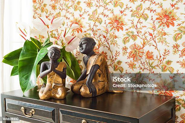サイドテーブルと花インテリア - テーブルのストックフォトや画像を多数ご用意 - テーブル, 人物なし, 写真