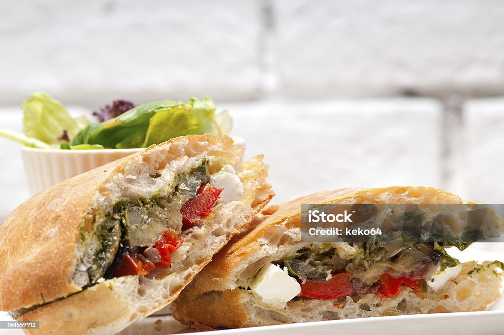ciabatta sandwichwith panini de legumes e queijo feta - Foto de stock de Berinjela royalty-free