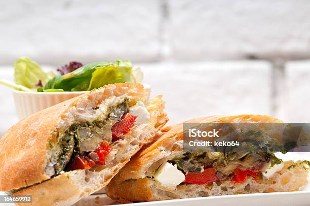 Ciabatta Pão De Queijo Prensado Sandwichwith Legumes E Feta - Fotografias de stock e mais imagens de Beringela