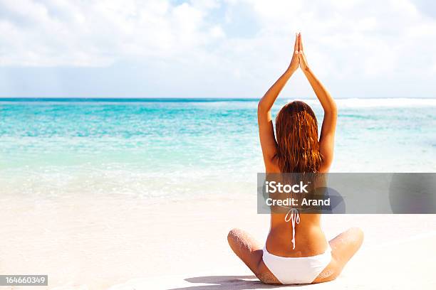 Yoga En La Playa Foto de stock y más banco de imágenes de Actividades recreativas - Actividades recreativas, Adulto, Adulto joven