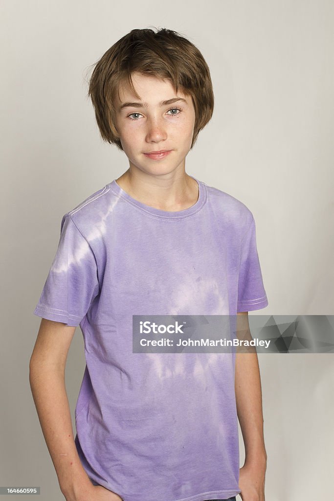 13 Y.O.  Boy wearing teñido multicolor una camiseta frente a la cámara - Foto de stock de Teñido multicolor libre de derechos