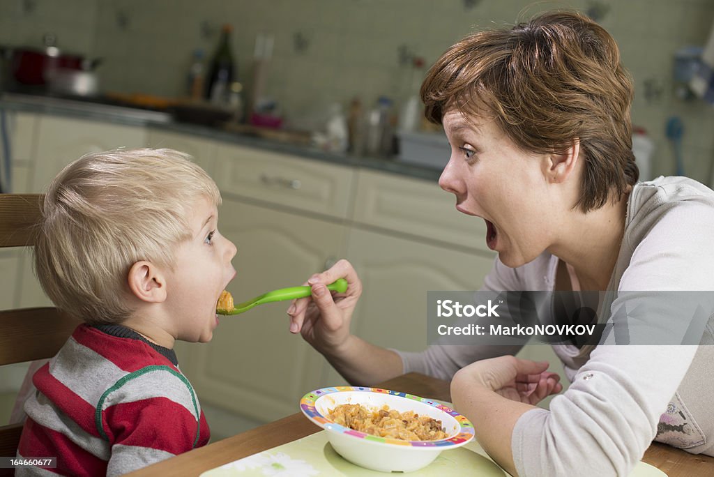 Маленький мальчик ест его ужин - Стоковые фото Без аппетита роялти-фри