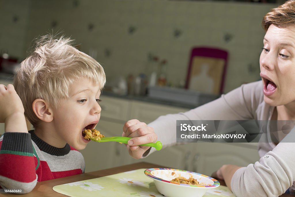 Bambino mangiare - Foto stock royalty-free di Bambini maschi