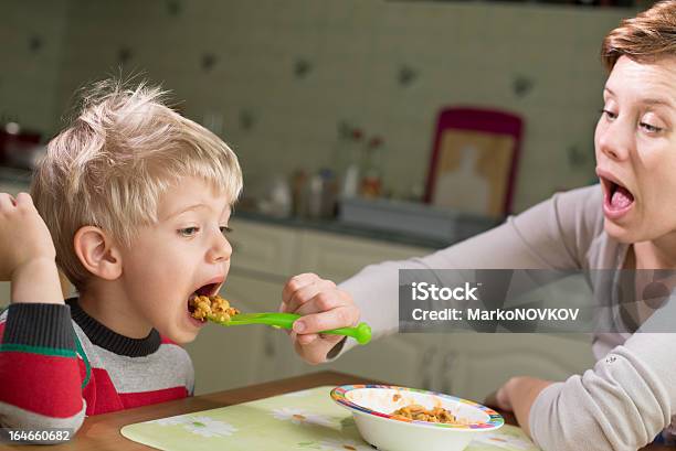 Bambino Mangiare - Fotografie stock e altre immagini di Bambini maschi - Bambini maschi, Cena, Mangiare