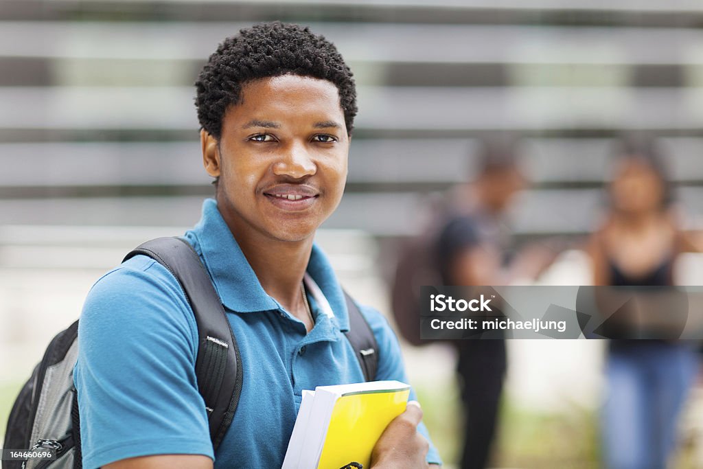 Retrato de menino africano no campus da faculdade - Foto de stock de Adulto royalty-free