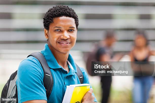 Foto de Retrato De Menino Africano No Campus Da Faculdade e mais fotos de stock de Adulto - Adulto, Afro-americano, Alegria