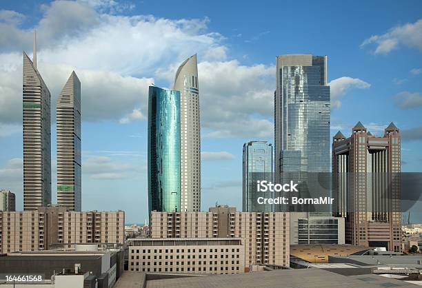 Skyline Di Dubai Contro Blu Cielo - Fotografie stock e altre immagini di Dubai - Dubai, Affari, Ambientazione esterna
