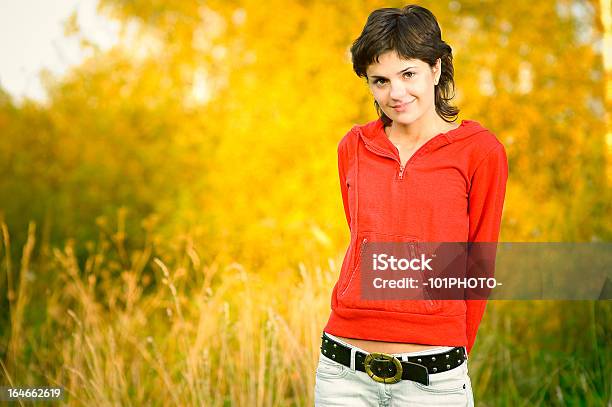 Outono Retrato - Fotografias de stock e mais imagens de Adulto - Adulto, Amarelo, Ao Ar Livre