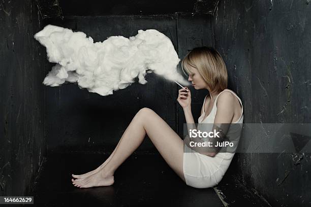 El Tabaco Mata Foto de stock y más banco de imágenes de Depresión - Depresión, Cigarrillo, Oscuro