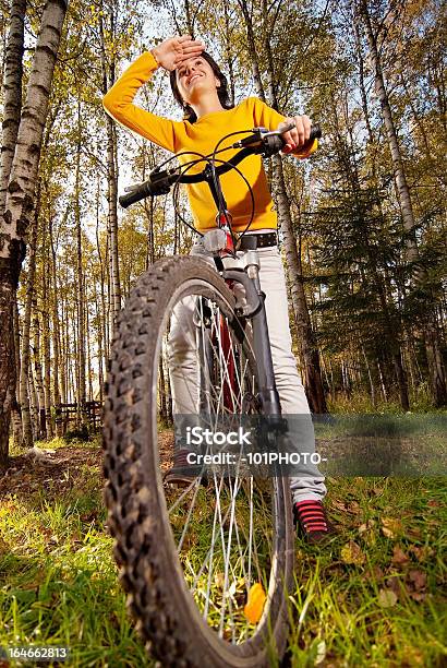 Piękna Dziewczyna Jazda Rowerem - zdjęcia stockowe i więcej obrazów Bicykl - Bicykl, Brązowe włosy, Dorosły